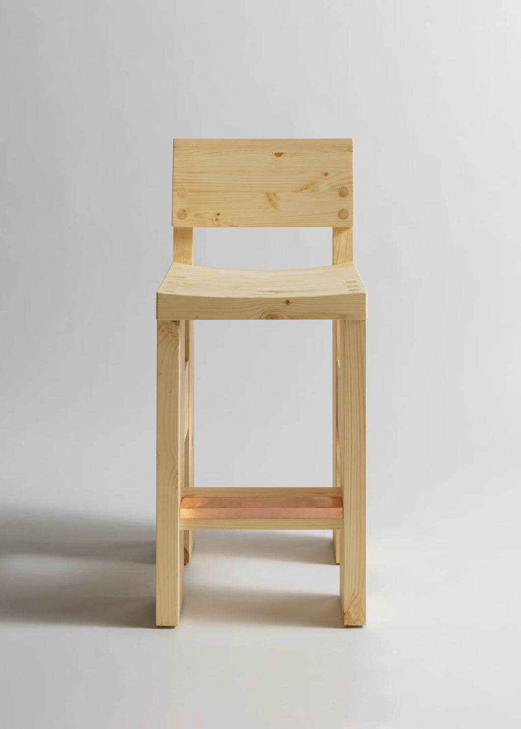 Vaarnii 001 Bar Stool สตูลสูงไม้ pine โครงสร้างแข็งแรง แสดงลายไม้ธรรมชาติ