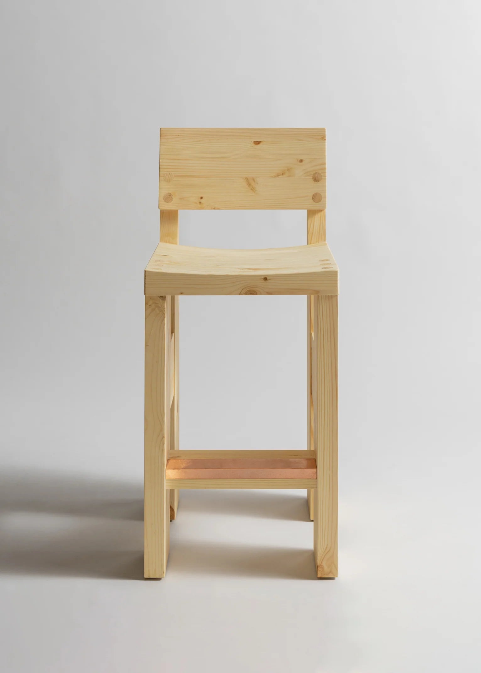 Vaarnii 001 Bar Stool สตูลสูงไม้ pine โครงสร้างแข็งแรง แสดงลายไม้ธรรมชาติ