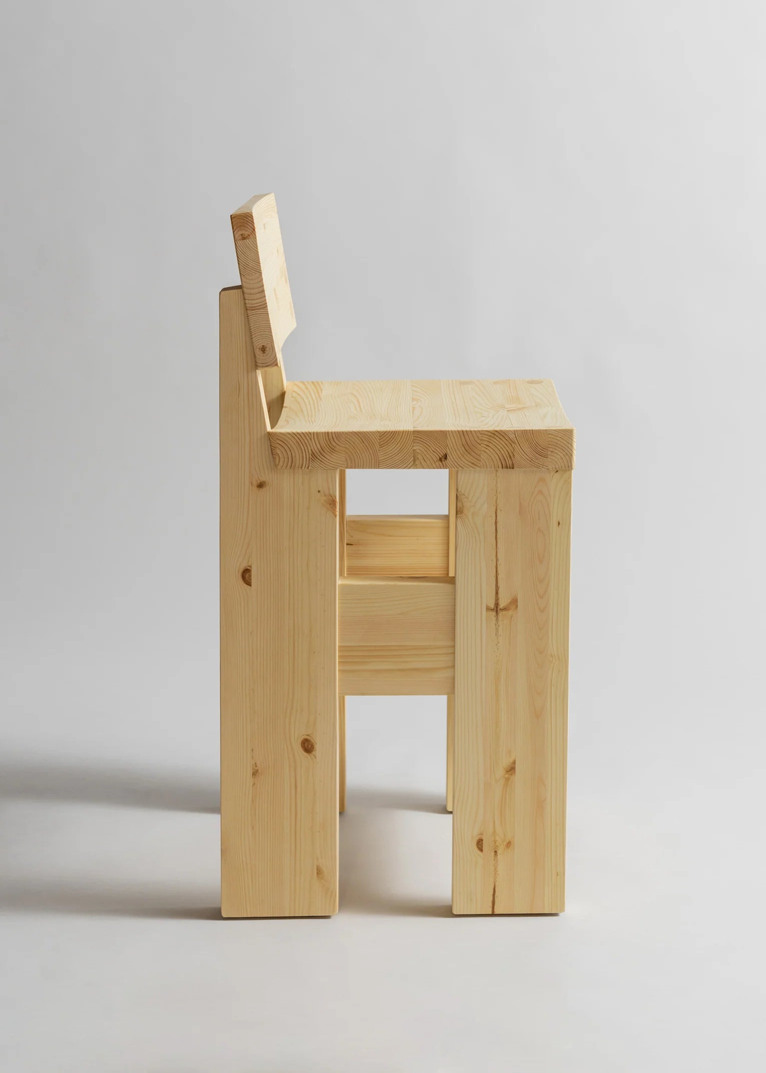 Vaarnii 001 Bar Stool สตูลสูงไม้ pine โครงสร้างแข็งแรง แสดงลายไม้ธรรมชาติ