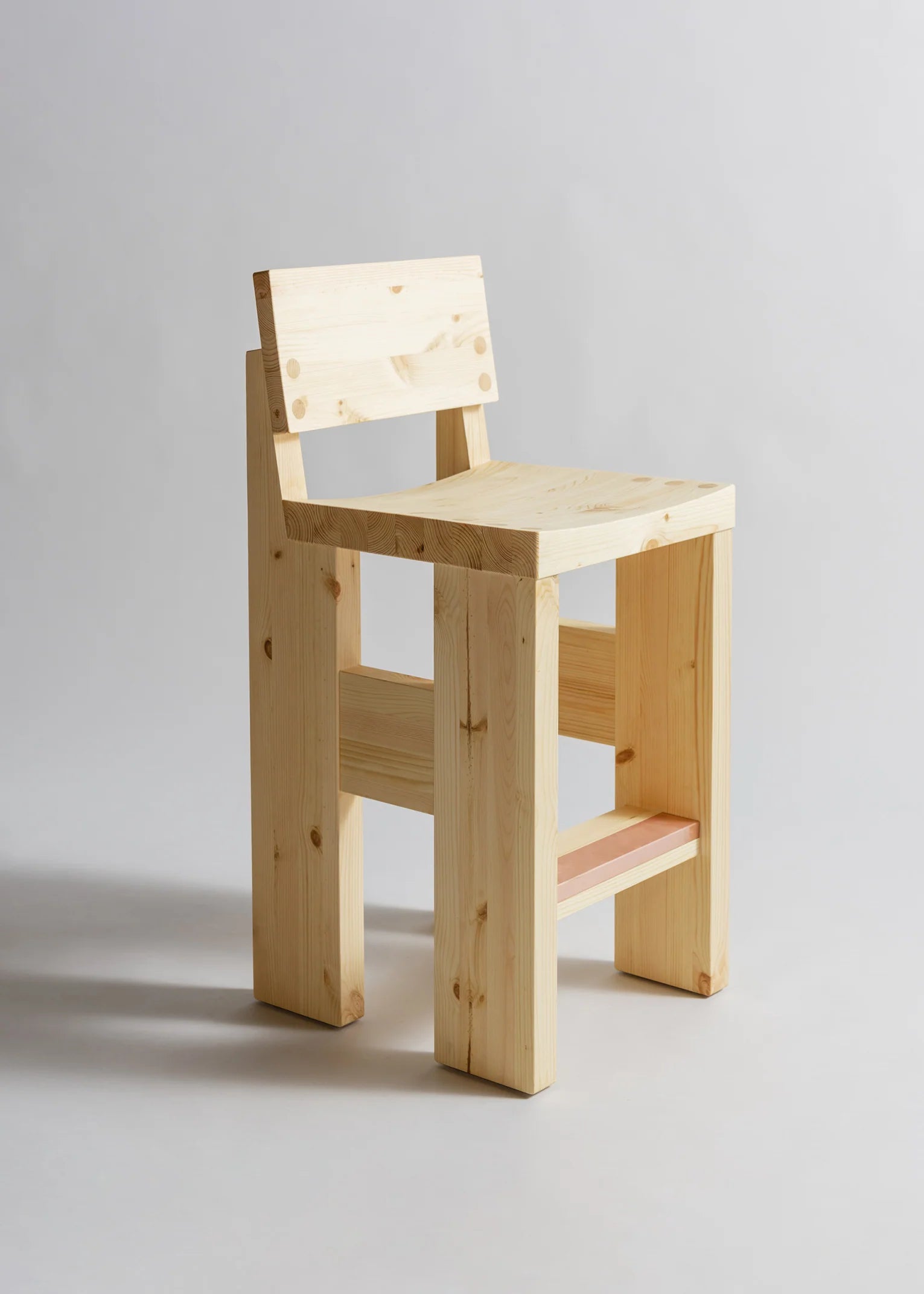 Vaarnii 001 Bar Stool สตูลสูงไม้ pine โครงสร้างแข็งแรง แสดงลายไม้ธรรมชาติ