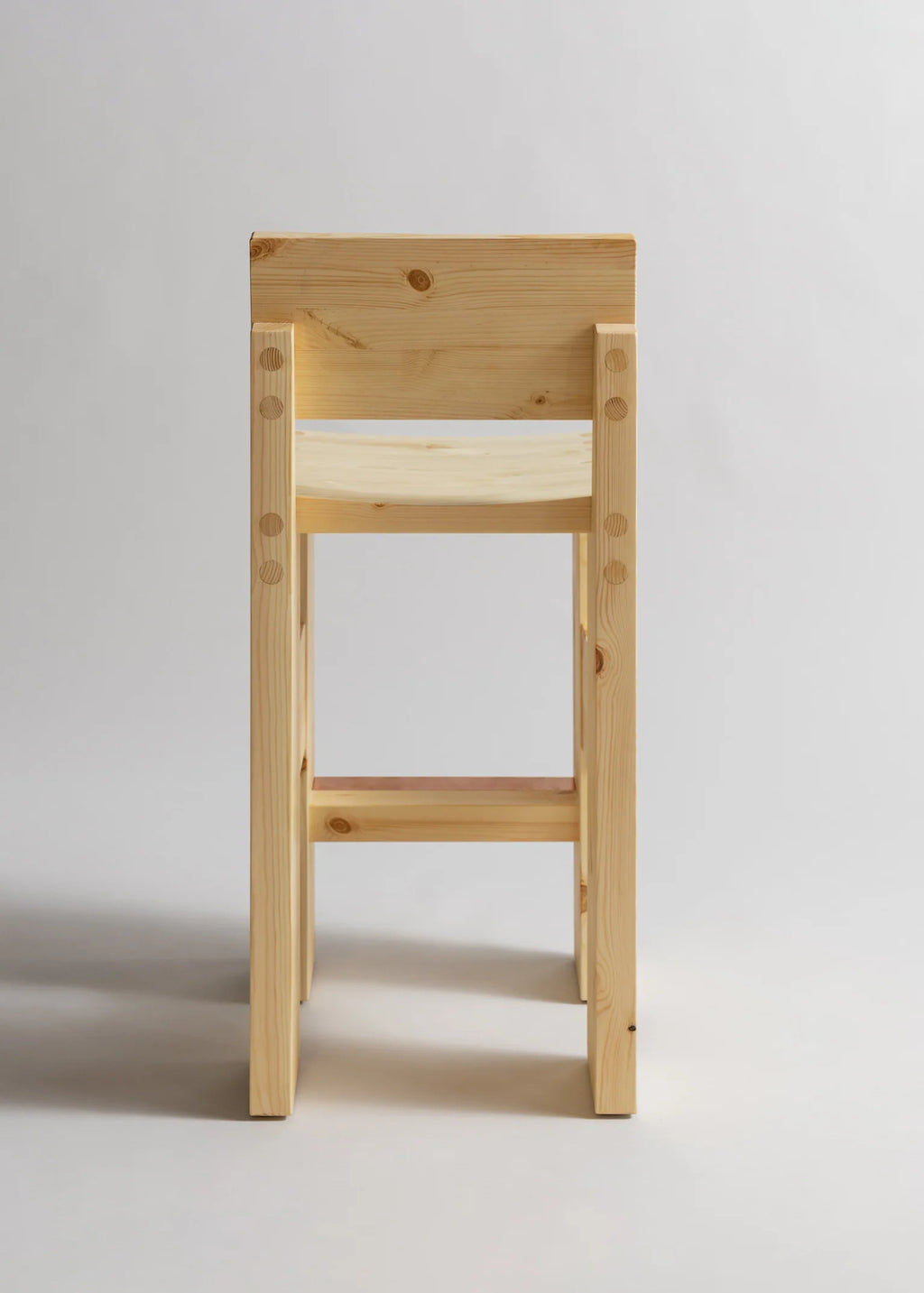 Vaarnii 001 Bar Stool สตูลสูงไม้ pine โครงสร้างแข็งแรง แสดงลายไม้ธรรมชาติ