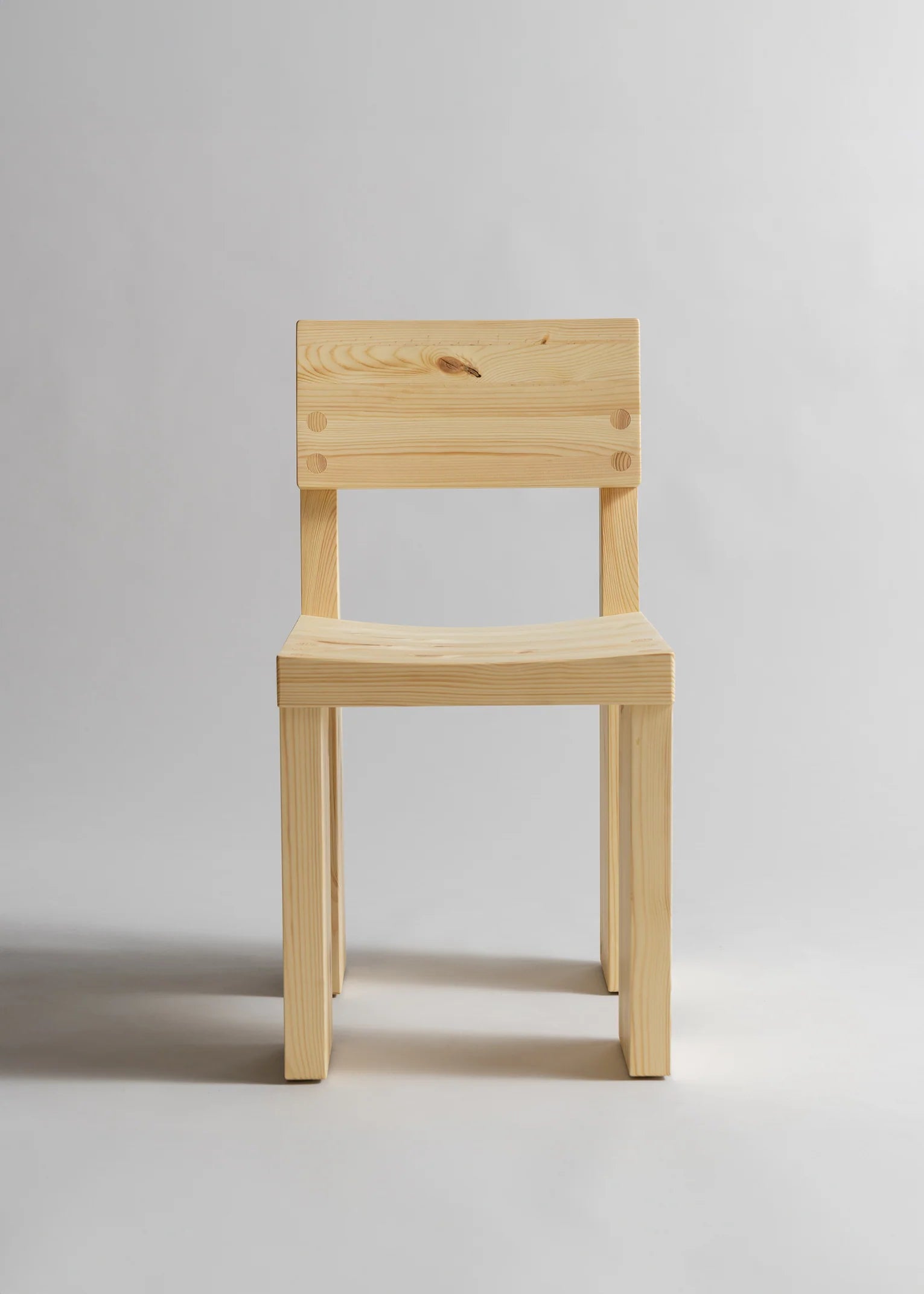 Vaarnii 001 Dining Chair เก้าอี้ไม้ pine โครงสร้างแข็งแรง แสดงลายไม้ธรรมชาติ