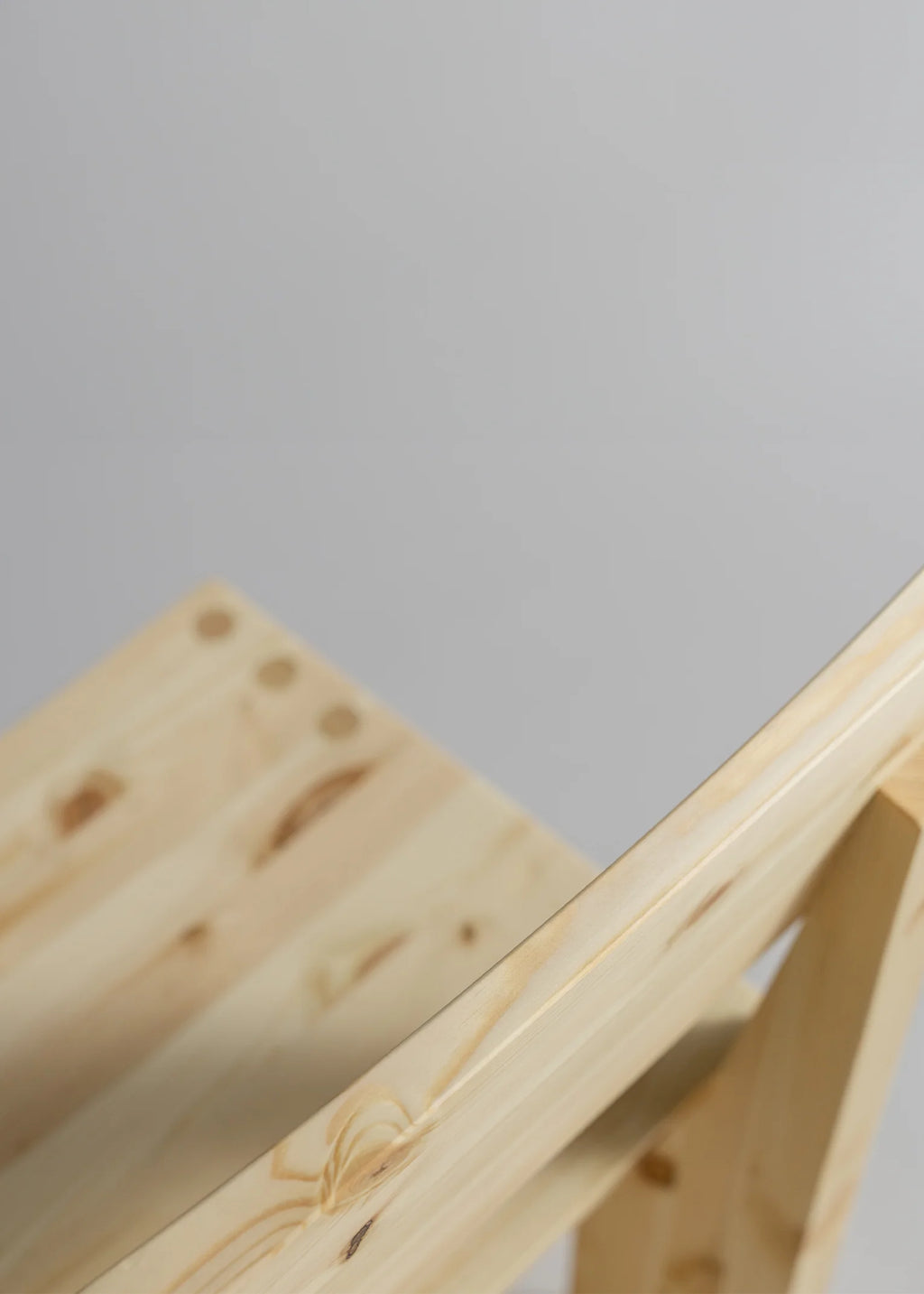 Vaarnii 001 Dining Chair เก้าอี้ไม้ pine โครงสร้างแข็งแรง แสดงลายไม้ธรรมชาติ