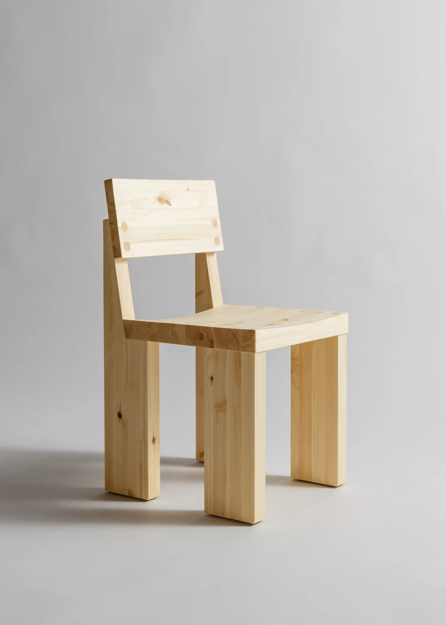 Vaarnii 001 Dining Chair เก้าอี้ไม้ pine โครงสร้างแข็งแรง แสดงลายไม้ธรรมชาติ