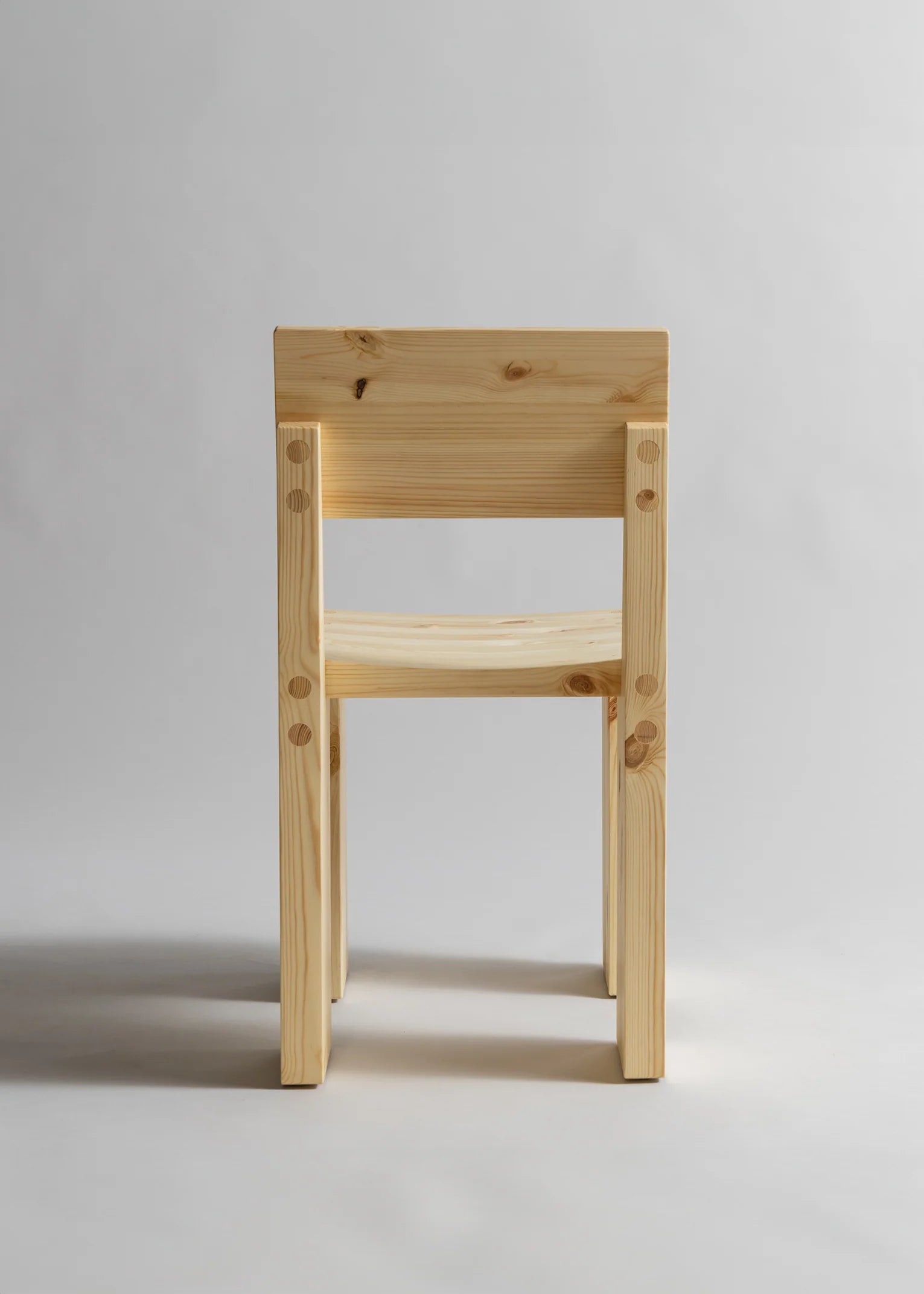 Vaarnii 001 Dining Chair เก้าอี้ไม้ pine โครงสร้างแข็งแรง แสดงลายไม้ธรรมชาติ