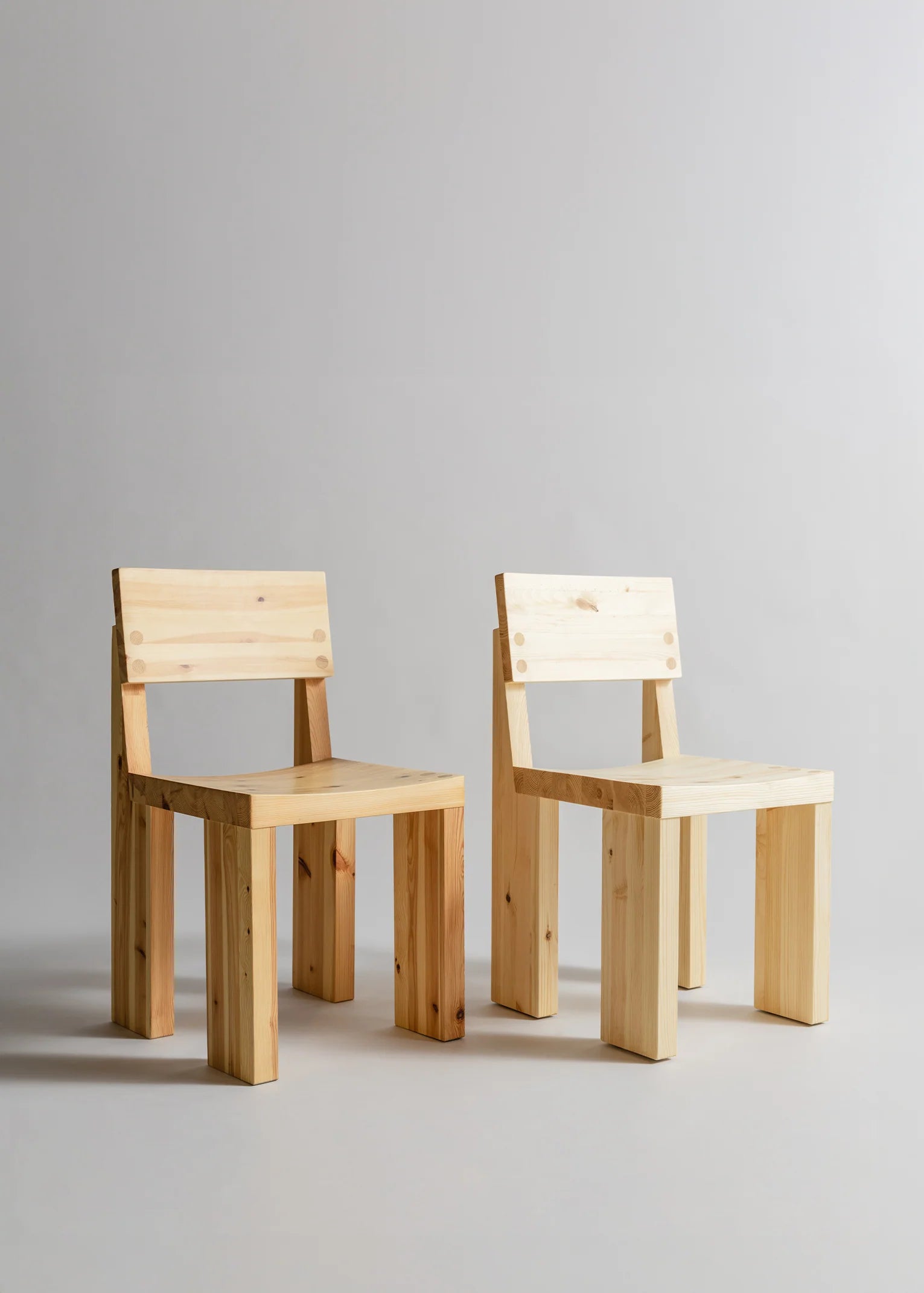 Vaarnii 001 Dining Chair เก้าอี้ไม้ pine โครงสร้างแข็งแรง แสดงลายไม้ธรรมชาติ
