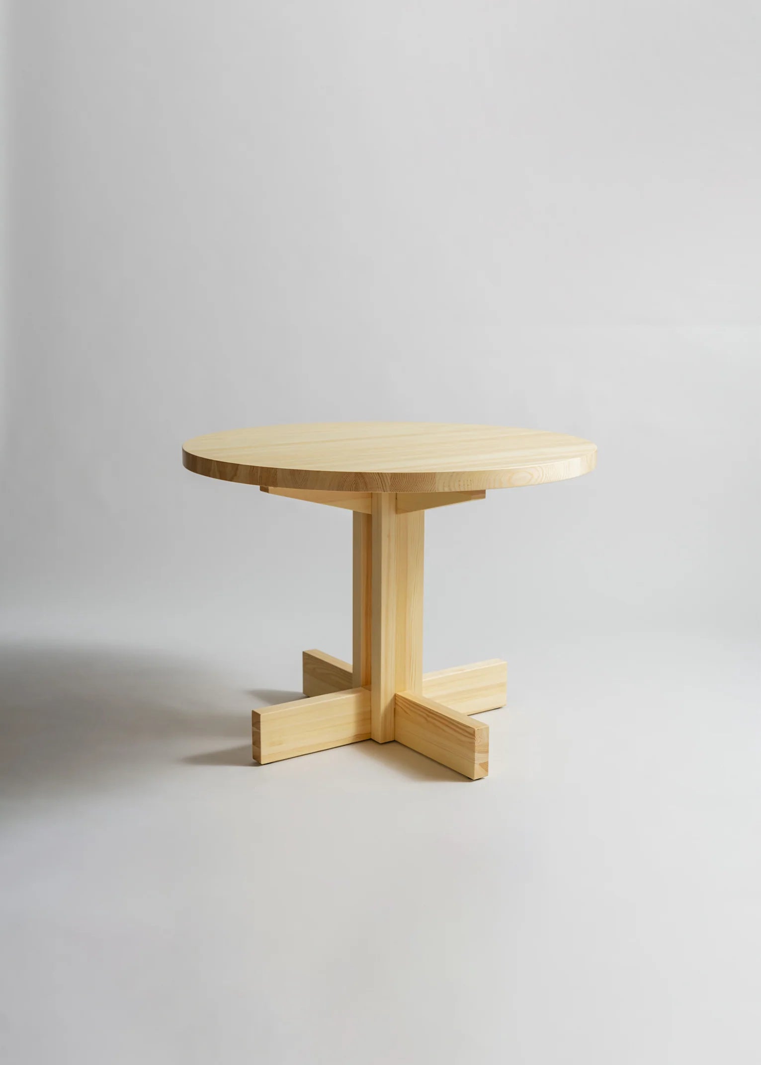 Vaarnii 001 Dining Table Round โต๊ะอาหารไม้ pine ทรงกลม แสดงลายไม้ธรรมชาติ