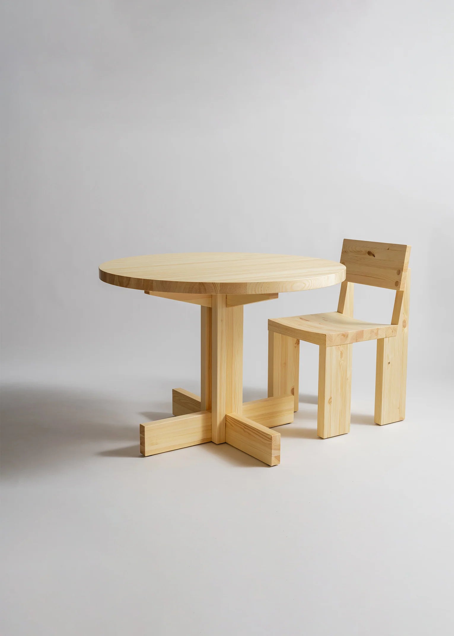 Vaarnii 001 Dining Table Round โต๊ะอาหารไม้ pine ทรงกลม แสดงลายไม้ธรรมชาติ