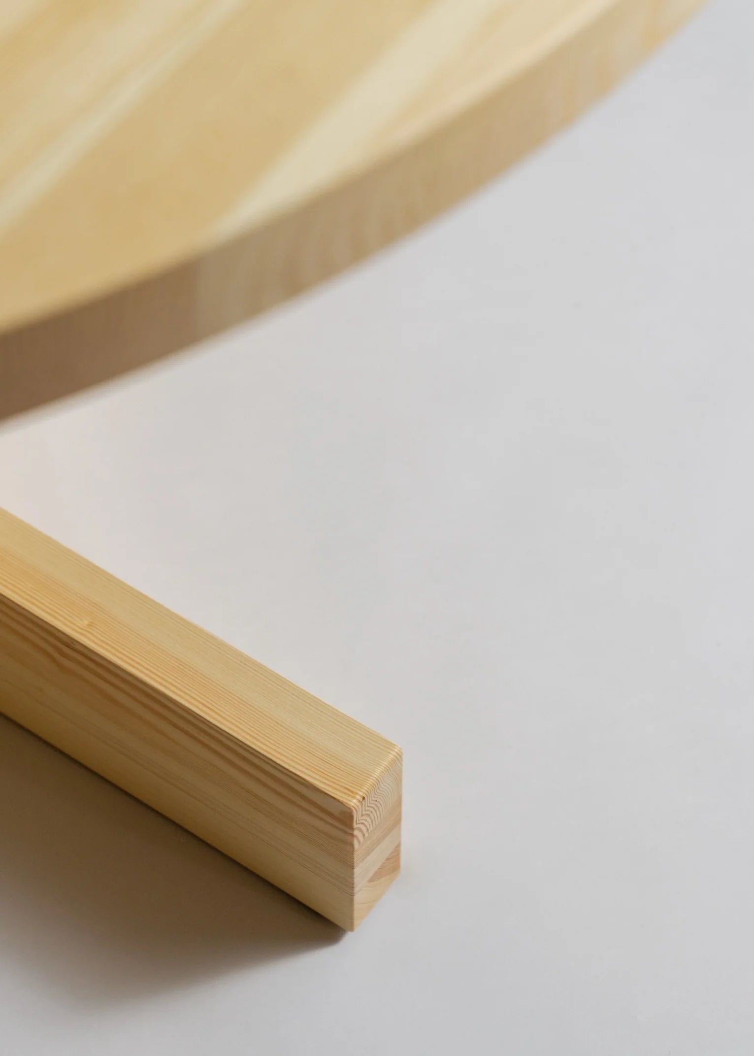 Vaarnii 001 Dining Table Round โต๊ะอาหารไม้ pine ทรงกลม แสดงลายไม้ธรรมชาติ
