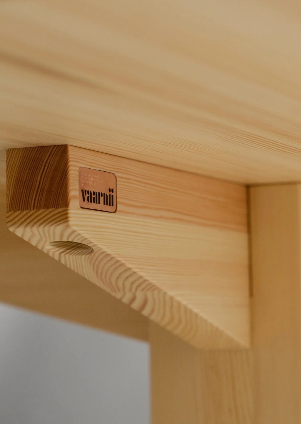 Vaarnii 001 Dining Table Rectangular โต๊ะอาหารไม้ pine ทรงสี่เหลี่ยม แสดงลายไม้ธรรมชาติ