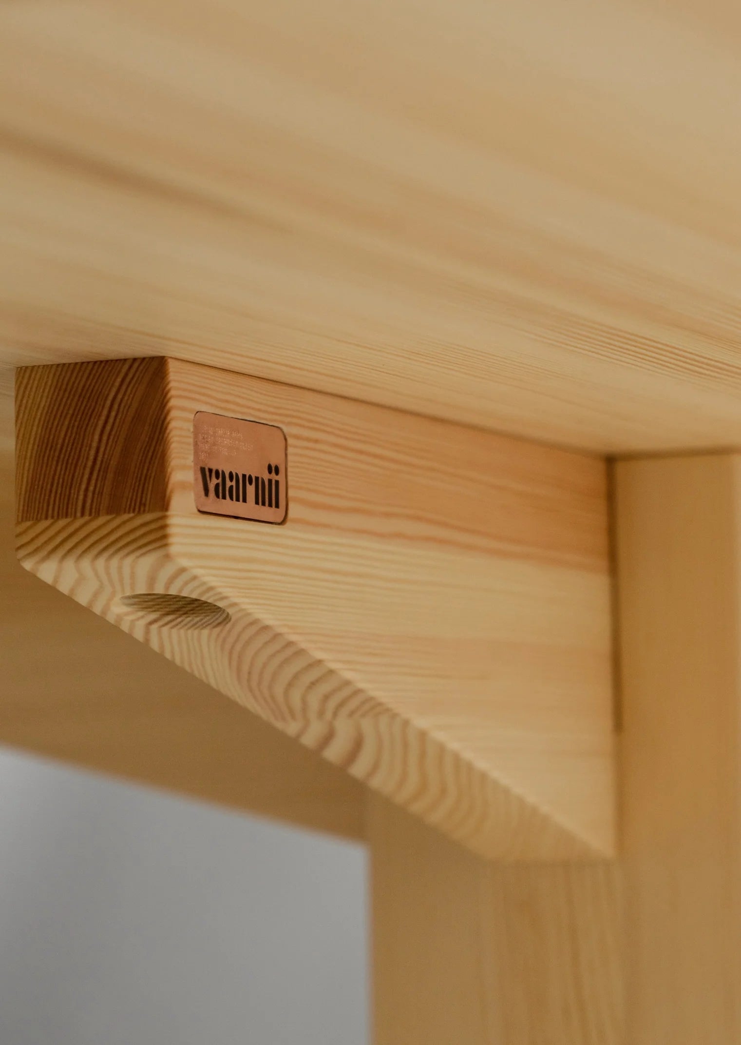 Vaarnii 001 Dining Table Rectangular โต๊ะอาหารไม้ pine ทรงสี่เหลี่ยม แสดงลายไม้ธรรมชาติ