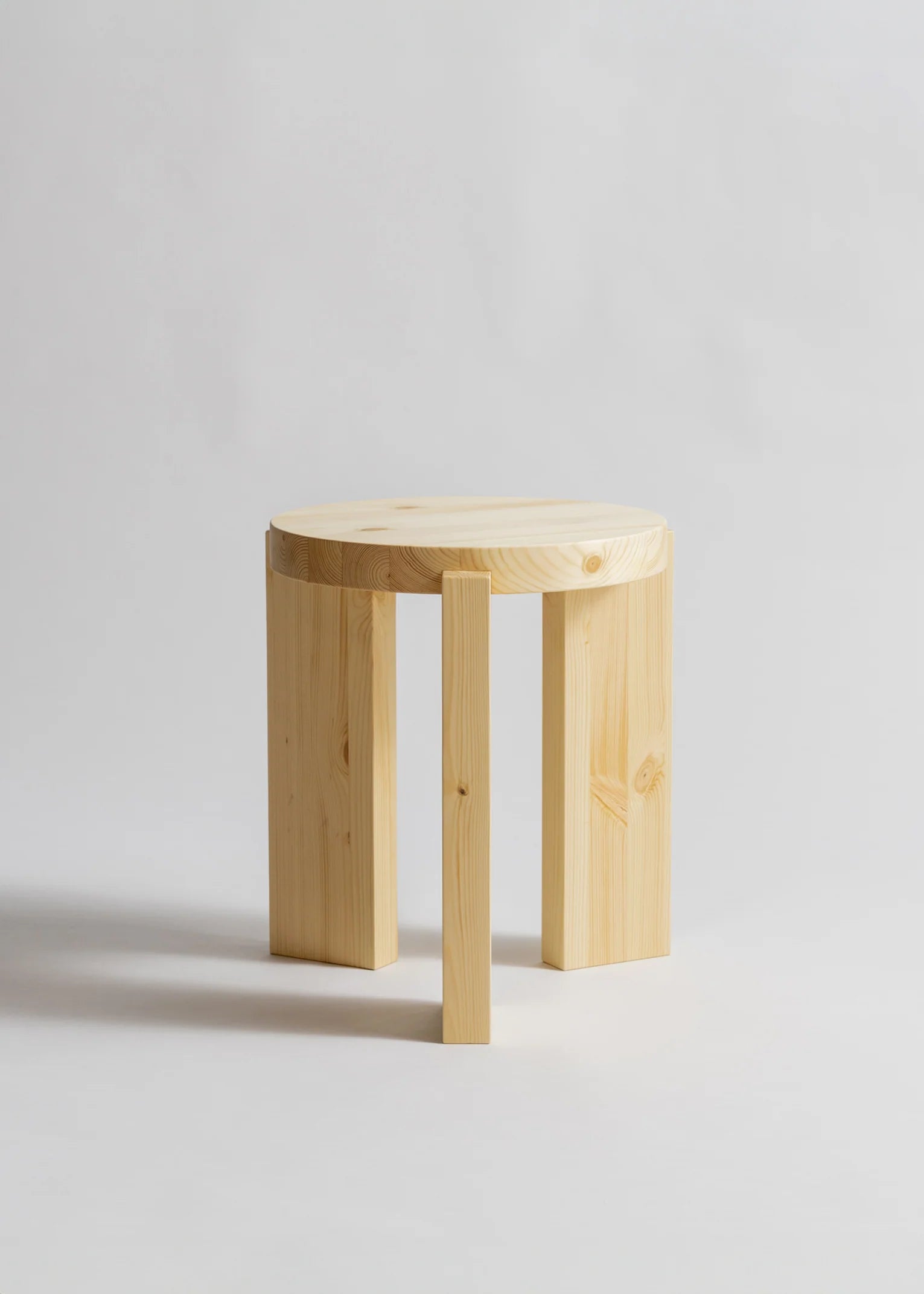 Vaarnii 001 Stool สตูลไม้ pine โครงสร้างเรียบง่าย แข็งแรง ใช้งานได้หลากหลาย