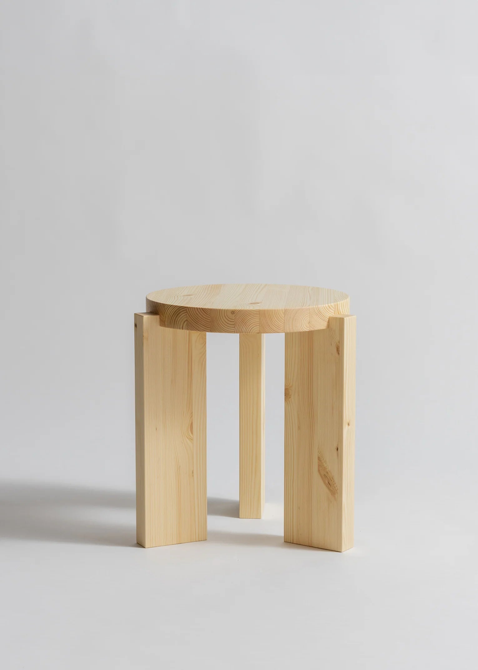 Vaarnii 001 Stool สตูลไม้ pine โครงสร้างเรียบง่าย แข็งแรง ใช้งานได้หลากหลาย