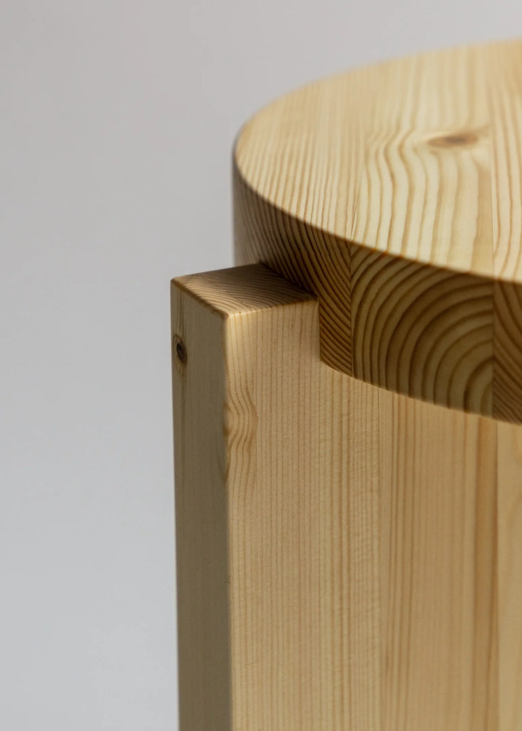 Vaarnii 001 Stool สตูลไม้ pine โครงสร้างเรียบง่าย แข็งแรง ใช้งานได้หลากหลาย