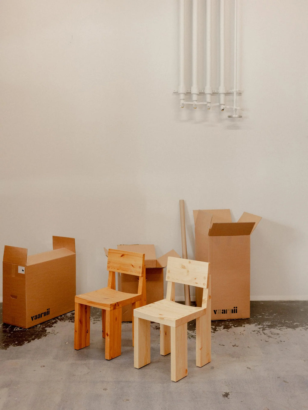 Vaarnii 001 Dining Chair เก้าอี้ไม้ pine โครงสร้างแข็งแรง แสดงลายไม้ธรรมชาติ