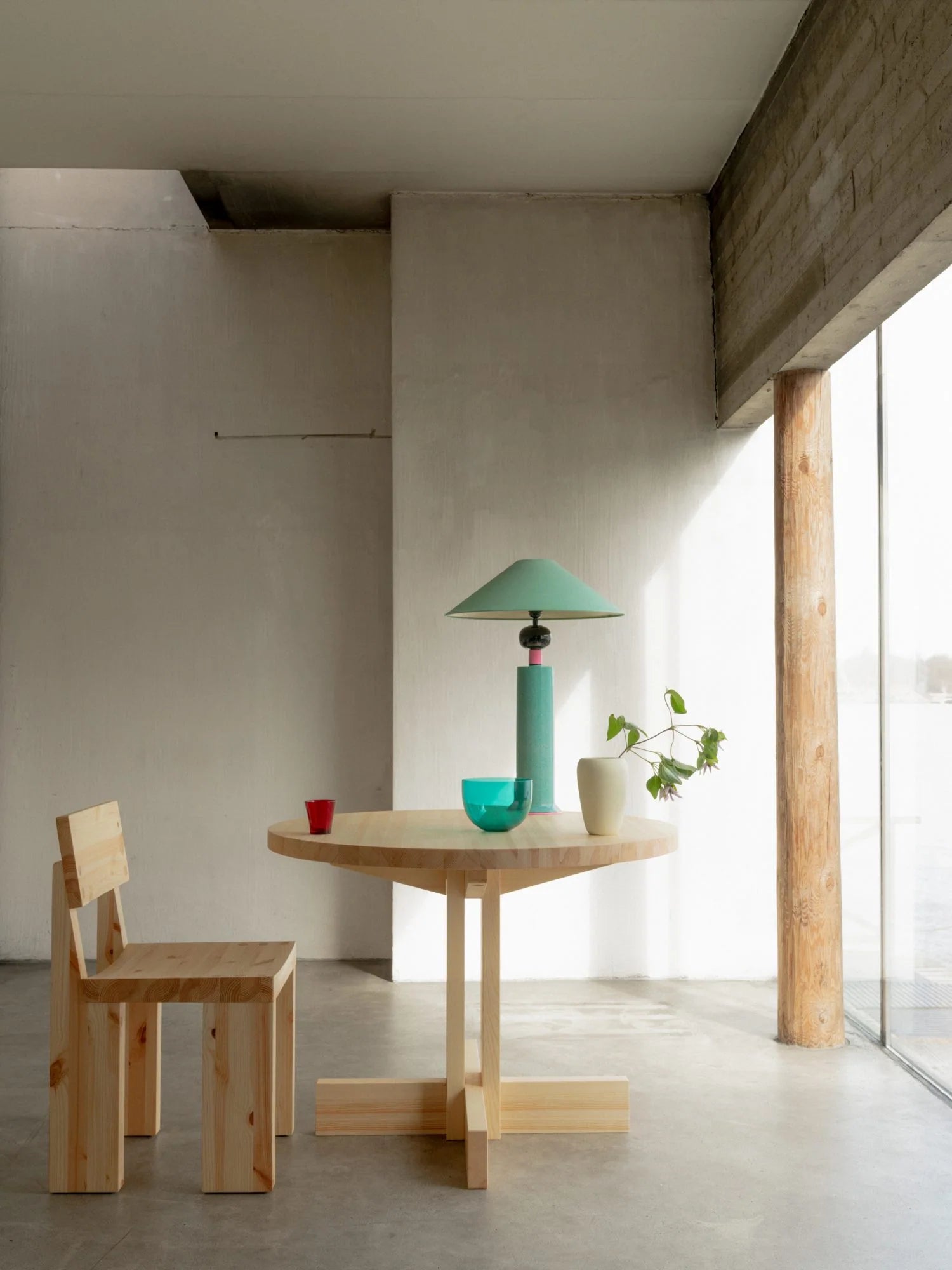 Vaarnii 001 Dining Table Round โต๊ะอาหารไม้ pine ทรงกลม แสดงลายไม้ธรรมชาติ