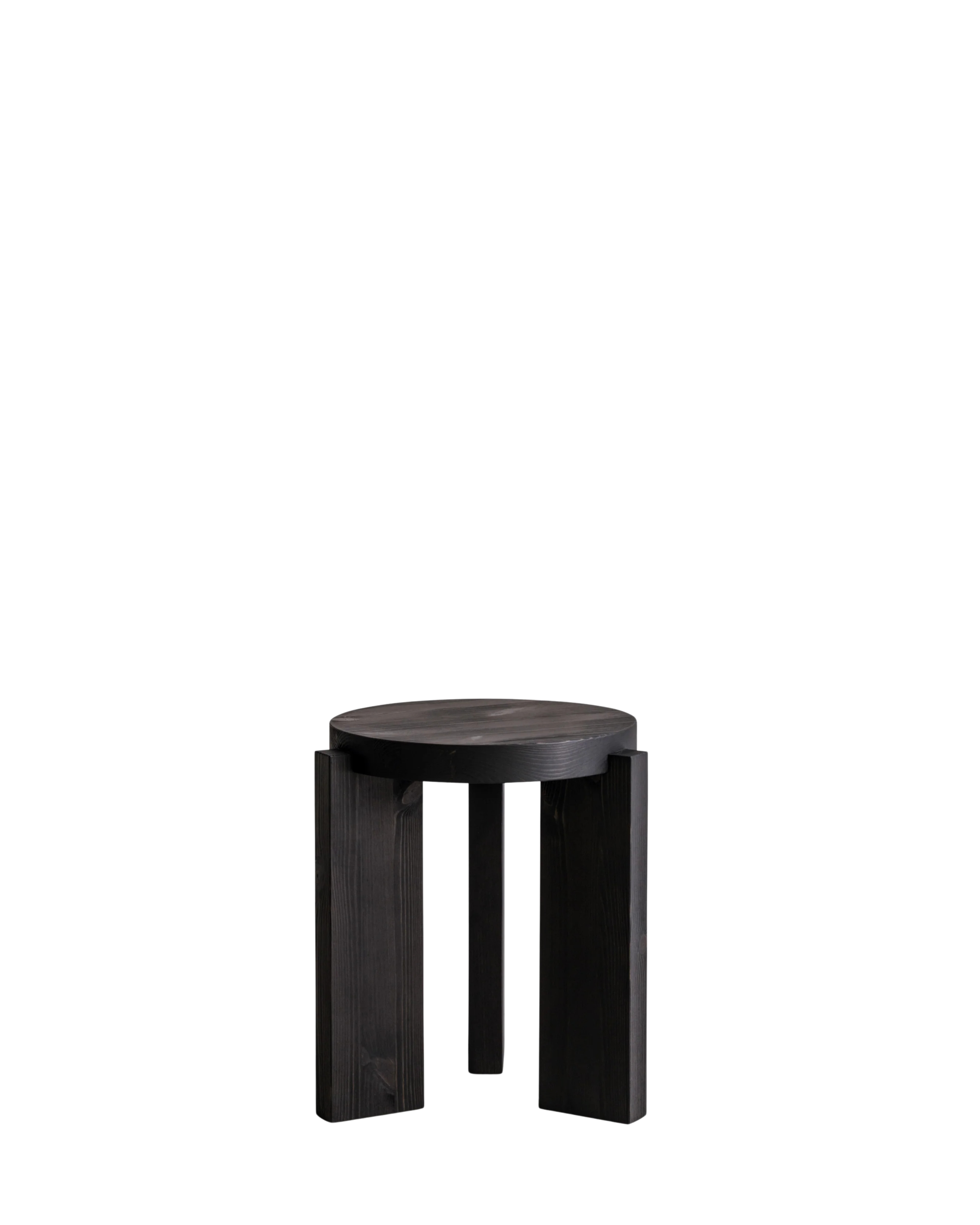 Vaarnii 001 Stool Black สตูลไม้ pine สีดำ แสดงลายไม้ธรรมชาติ