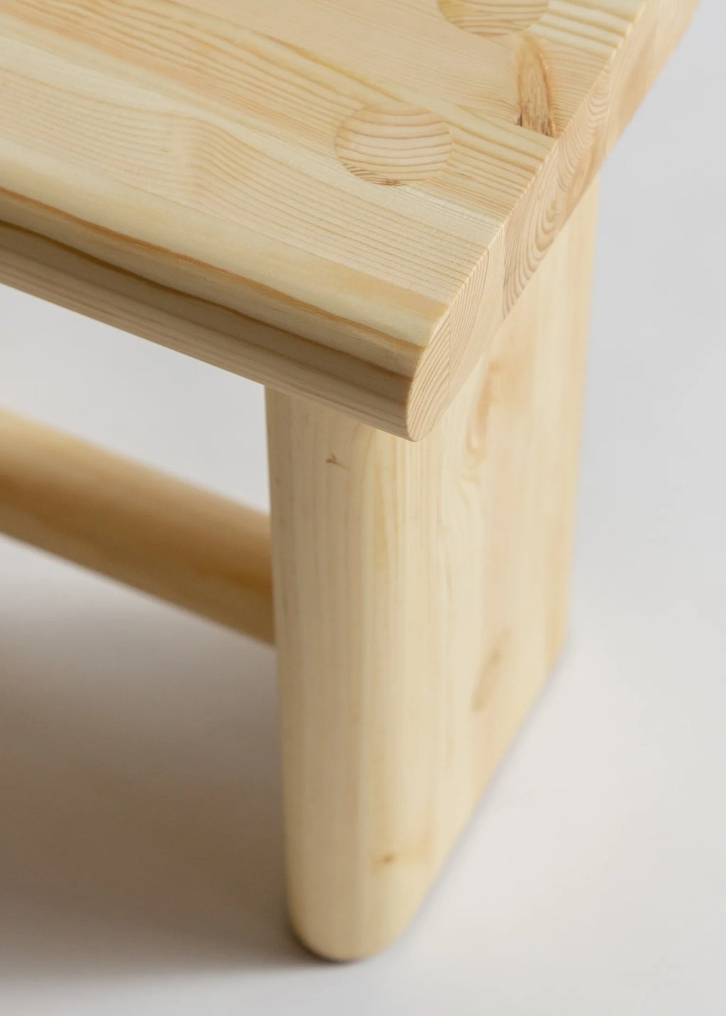 Vaarnii 002 Ast Stool สตูลไม้ pine ขนาดกะทัดรัด โครงสร้างตัน พร้อมลายไม้และปมไม้ธรรมชาติ
