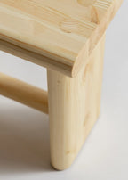 Vaarnii 002 Ast Stool สตูลไม้ pine ขนาดกะทัดรัด โครงสร้างตัน พร้อมลายไม้และปมไม้ธรรมชาติ