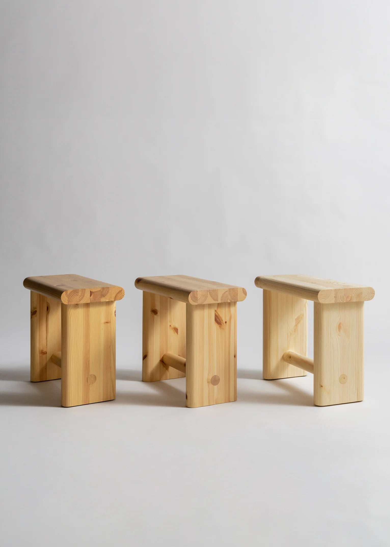 Vaarnii 002 Ast Stool สตูลไม้ pine ขนาดกะทัดรัด โครงสร้างตัน พร้อมลายไม้และปมไม้ธรรมชาติ