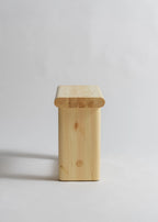 Vaarnii 002 Ast Stool สตูลไม้ pine ขนาดกะทัดรัด โครงสร้างตัน พร้อมลายไม้และปมไม้ธรรมชาติ