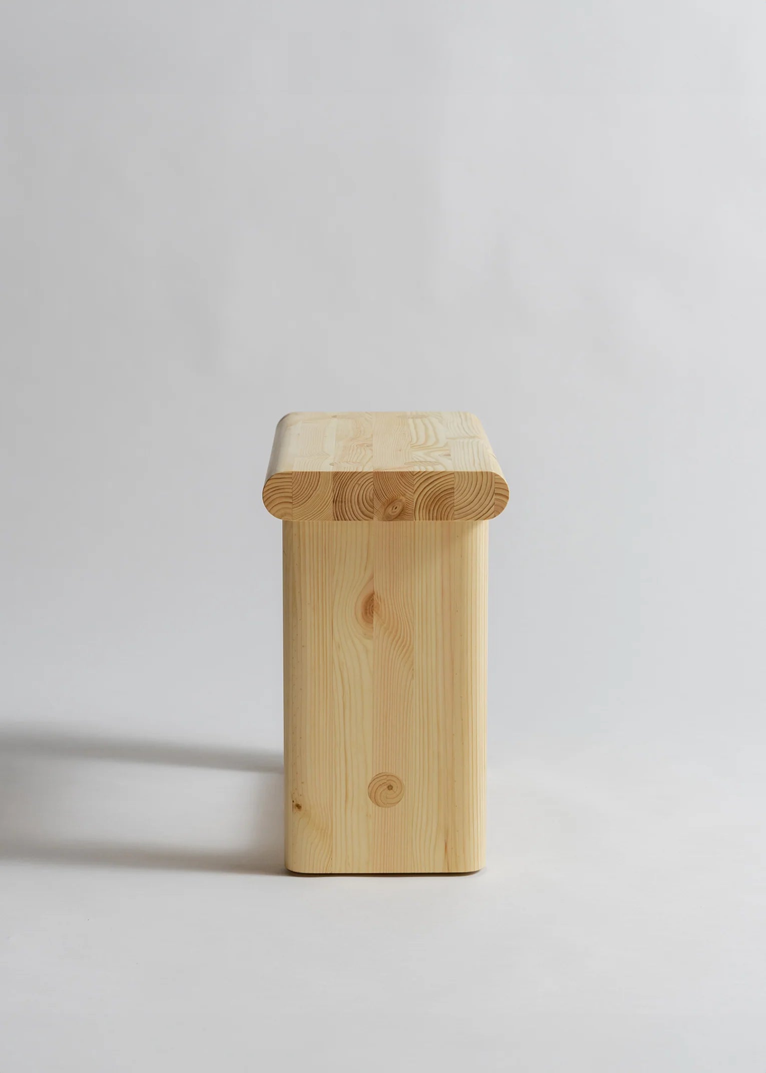 Vaarnii 002 Ast Stool สตูลไม้ pine ขนาดกะทัดรัด โครงสร้างตัน พร้อมลายไม้และปมไม้ธรรมชาติ