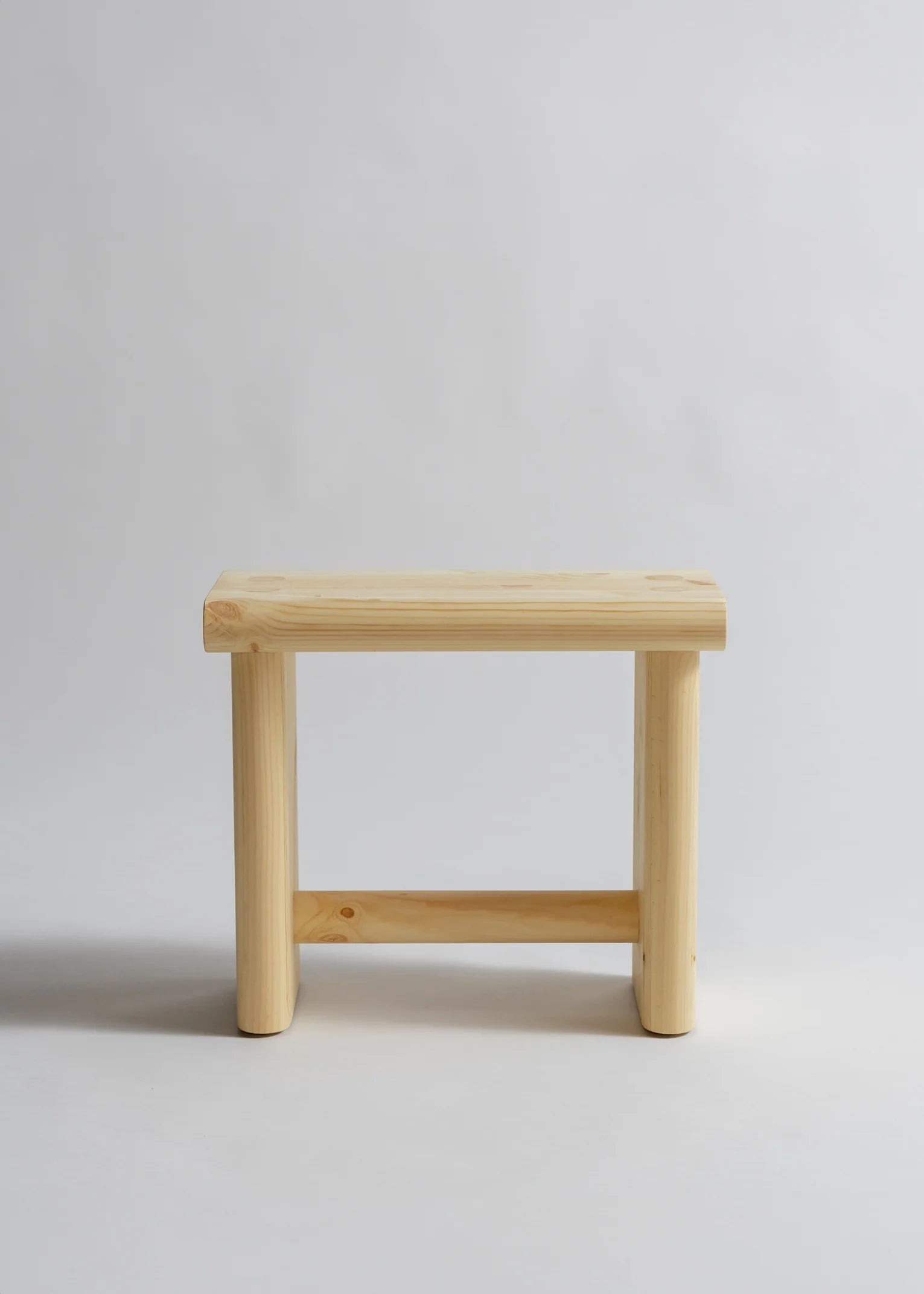 Vaarnii 002 Ast Stool สตูลไม้ pine ขนาดกะทัดรัด โครงสร้างตัน พร้อมลายไม้และปมไม้ธรรมชาติ
