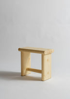 Vaarnii 002 Ast Stool สตูลไม้ pine ขนาดกะทัดรัด โครงสร้างตัน พร้อมลายไม้และปมไม้ธรรมชาติ