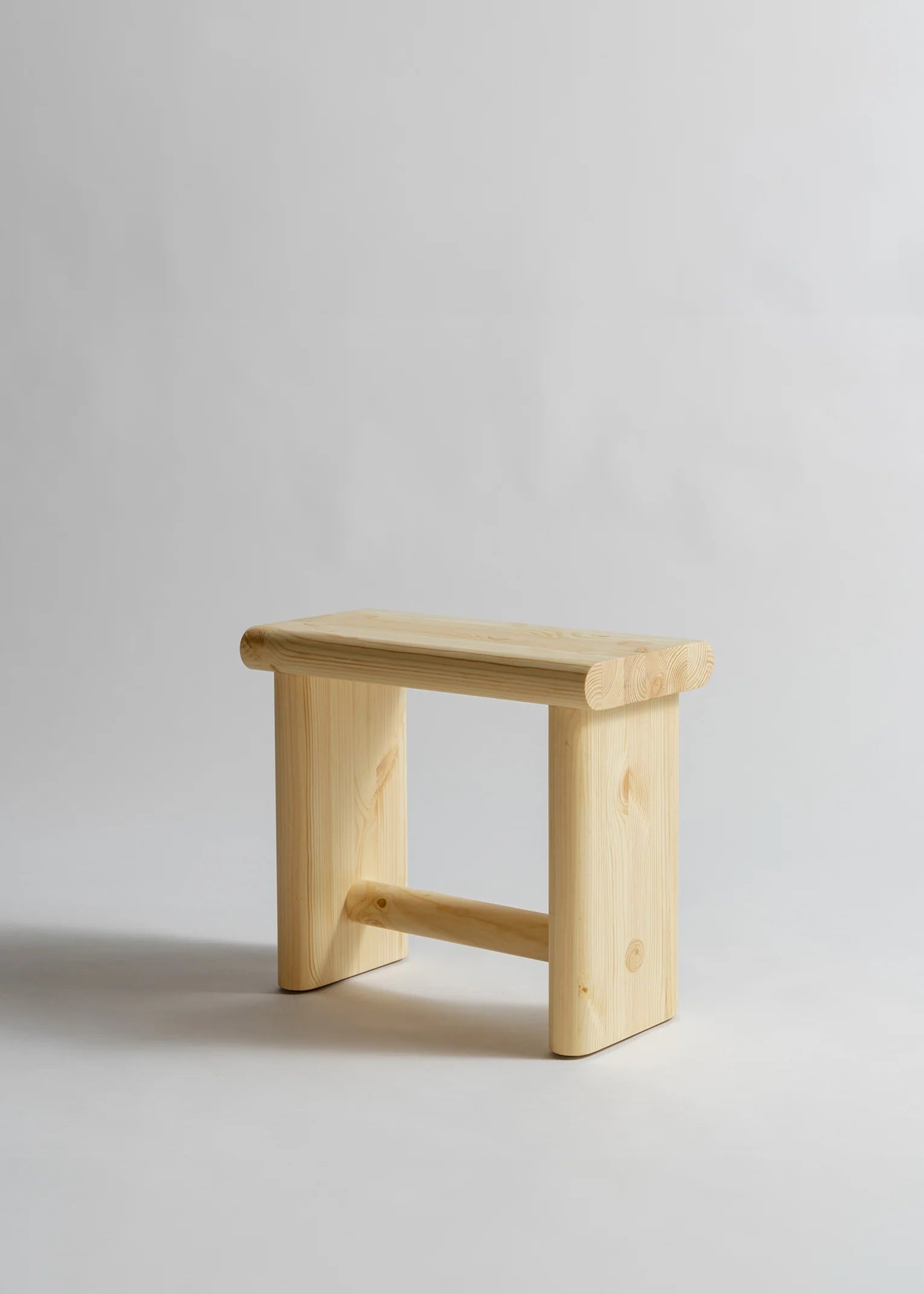 Vaarnii 002 Ast Stool สตูลไม้ pine ขนาดกะทัดรัด โครงสร้างตัน พร้อมลายไม้และปมไม้ธรรมชาติ
