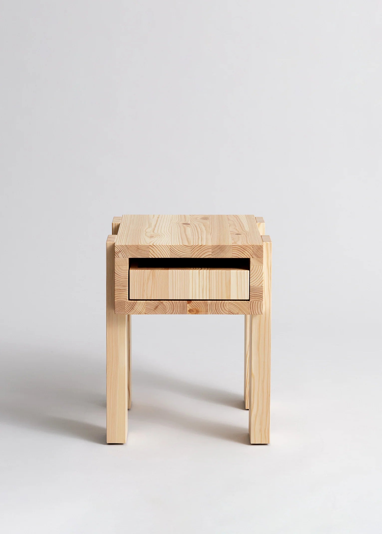 Vaarnii 003 Stilts Side Table โต๊ะข้างไม้ pine พร้อมช่องเก็บของ โครงสร้างยกสูง