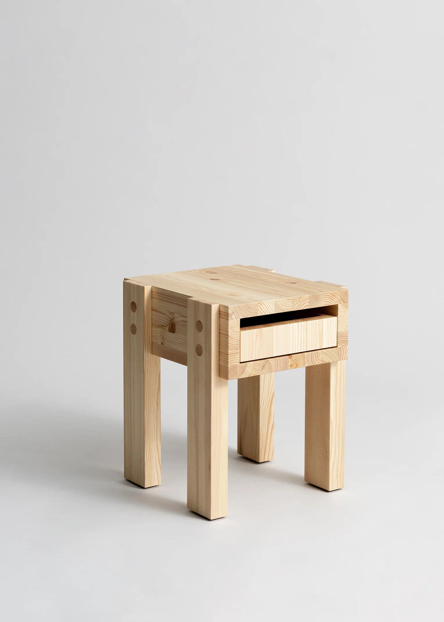 Vaarnii 003 Stilts Side Table โต๊ะข้างไม้ pine พร้อมช่องเก็บของ โครงสร้างยกสูง