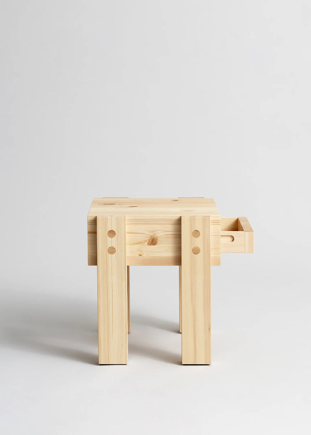 Vaarnii 003 Stilts Side Table โต๊ะข้างไม้ pine พร้อมช่องเก็บของ โครงสร้างยกสูง