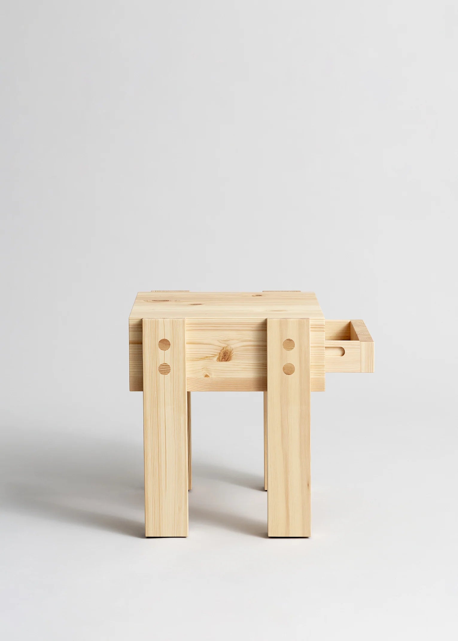 Vaarnii 003 Stilts Side Table โต๊ะข้างไม้ pine พร้อมช่องเก็บของ โครงสร้างยกสูง