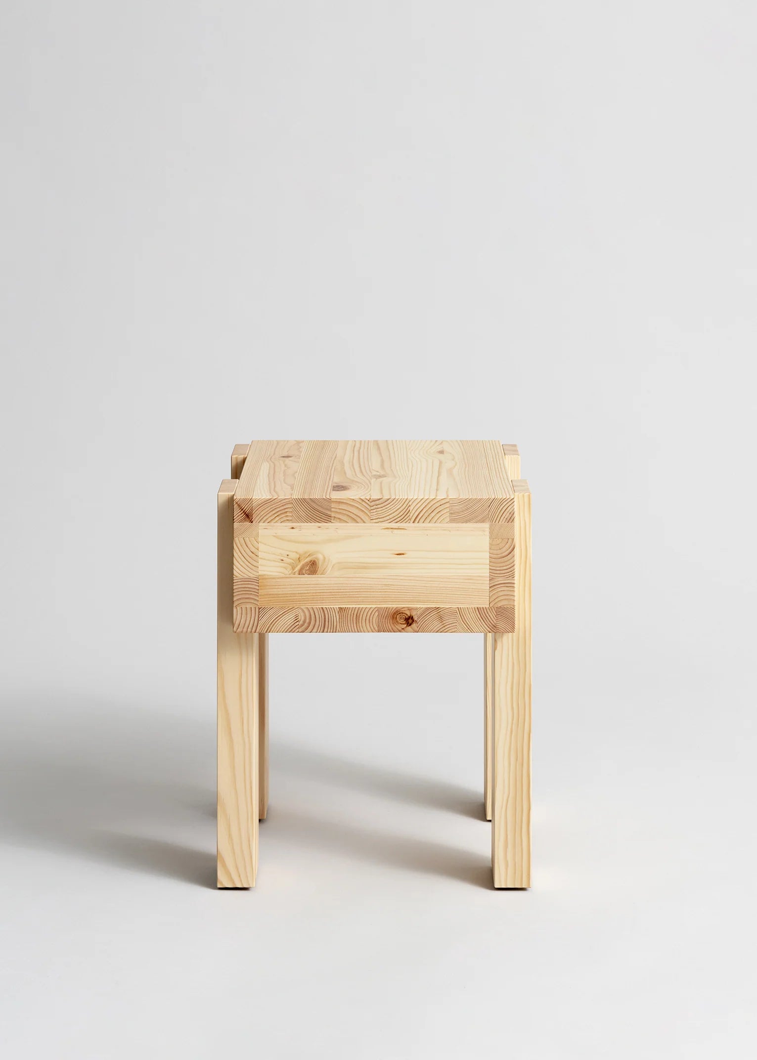 Vaarnii 003 Stilts Side Table โต๊ะข้างไม้ pine พร้อมช่องเก็บของ โครงสร้างยกสูง