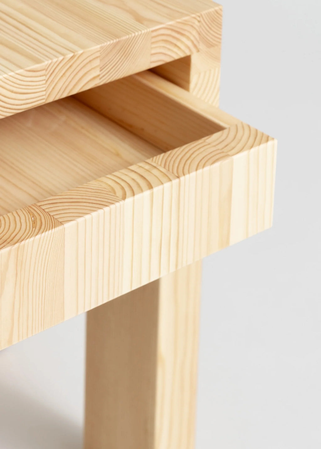 Vaarnii 003 Stilts Side Table โต๊ะข้างไม้ pine พร้อมช่องเก็บของ โครงสร้างยกสูง