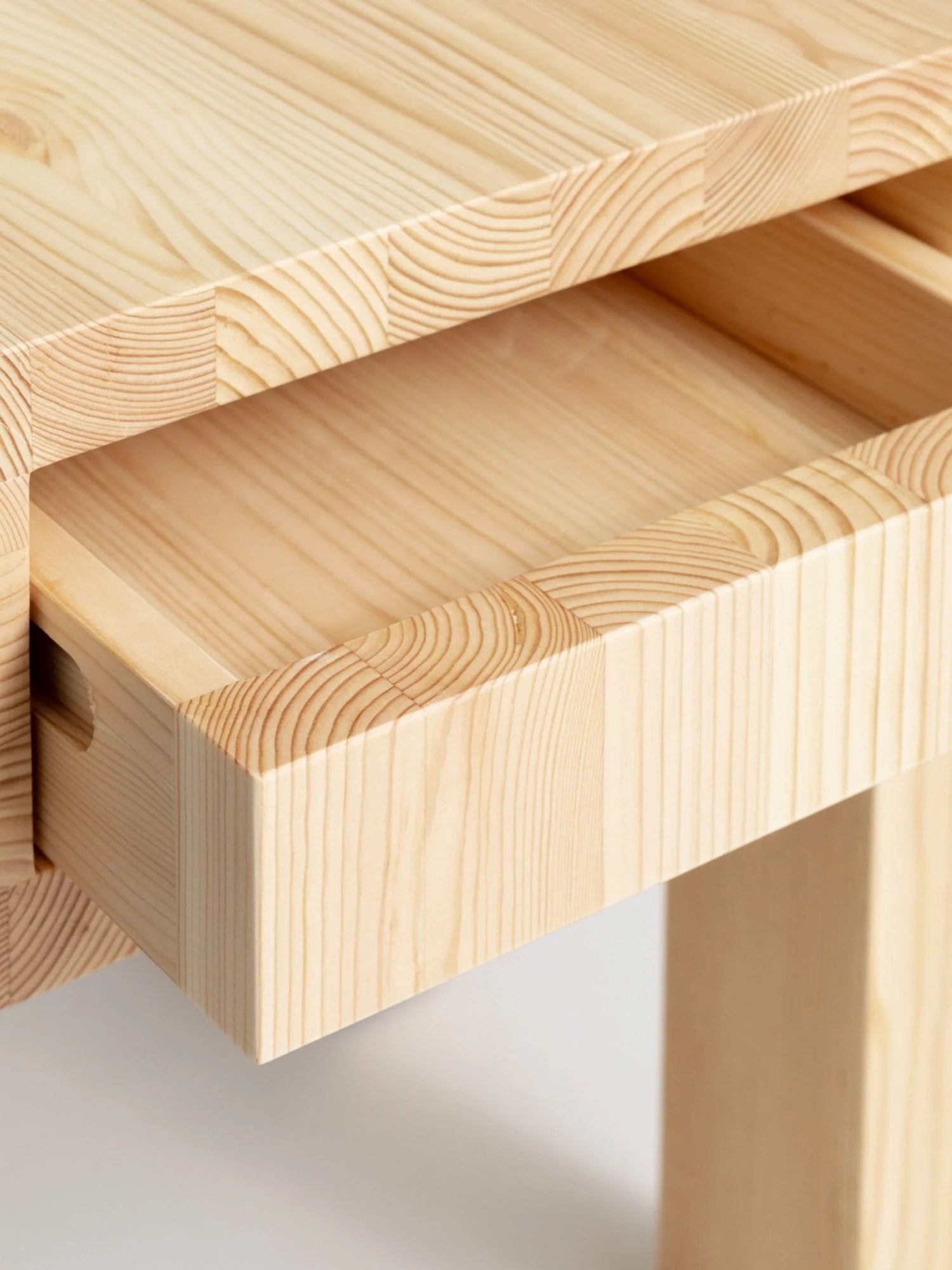 Vaarnii 003 Stilts Side Table โต๊ะข้างไม้ pine พร้อมช่องเก็บของ โครงสร้างยกสูง