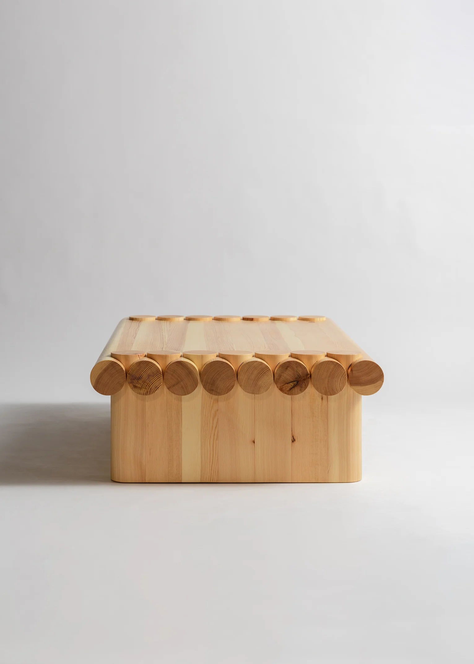 Vaarnii 004 Coffee Table โต๊ะกลางไม้ pine โครงสร้างขนาดใหญ่ พร้อมรายละเอียดรอยต่อไม้แบบเด่นชัด