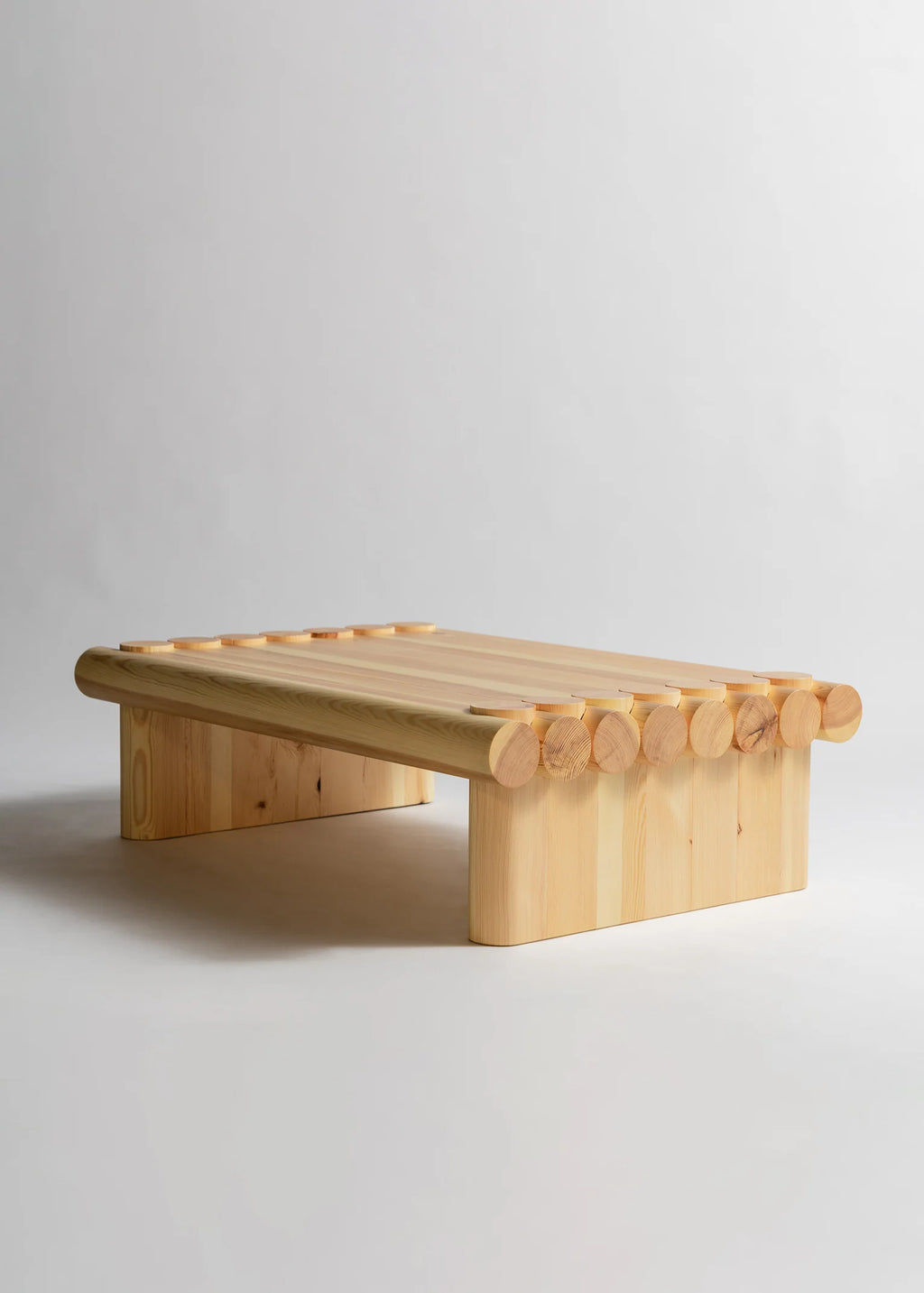 Vaarnii 004 Coffee Table โต๊ะกลางไม้ pine โครงสร้างขนาดใหญ่ พร้อมรายละเอียดรอยต่อไม้แบบเด่นชัด