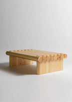 Vaarnii 004 Coffee Table โต๊ะกลางไม้ pine โครงสร้างขนาดใหญ่ พร้อมรายละเอียดรอยต่อไม้แบบเด่นชัด