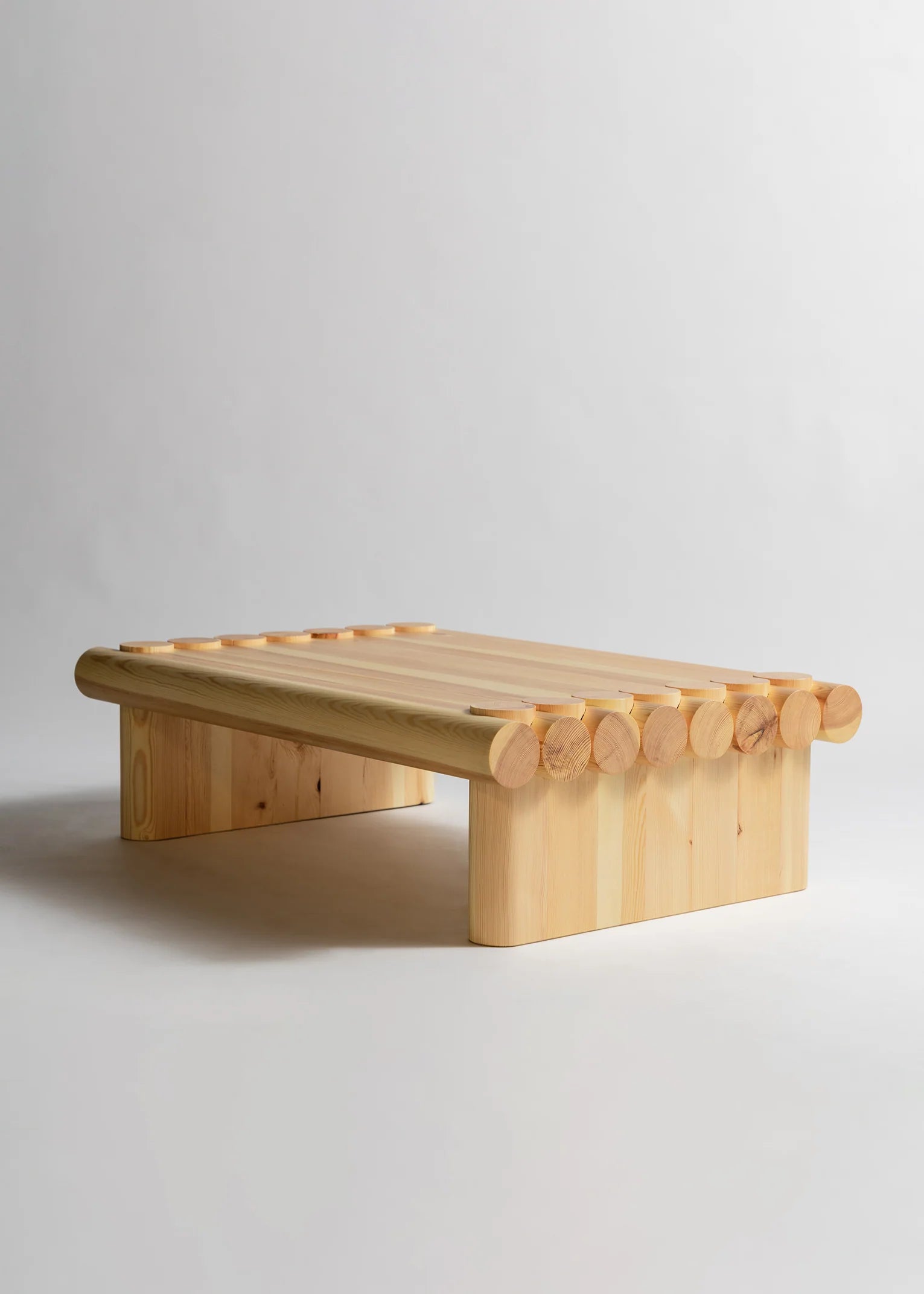 Vaarnii 004 Coffee Table โต๊ะกลางไม้ pine โครงสร้างขนาดใหญ่ พร้อมรายละเอียดรอยต่อไม้แบบเด่นชัด
