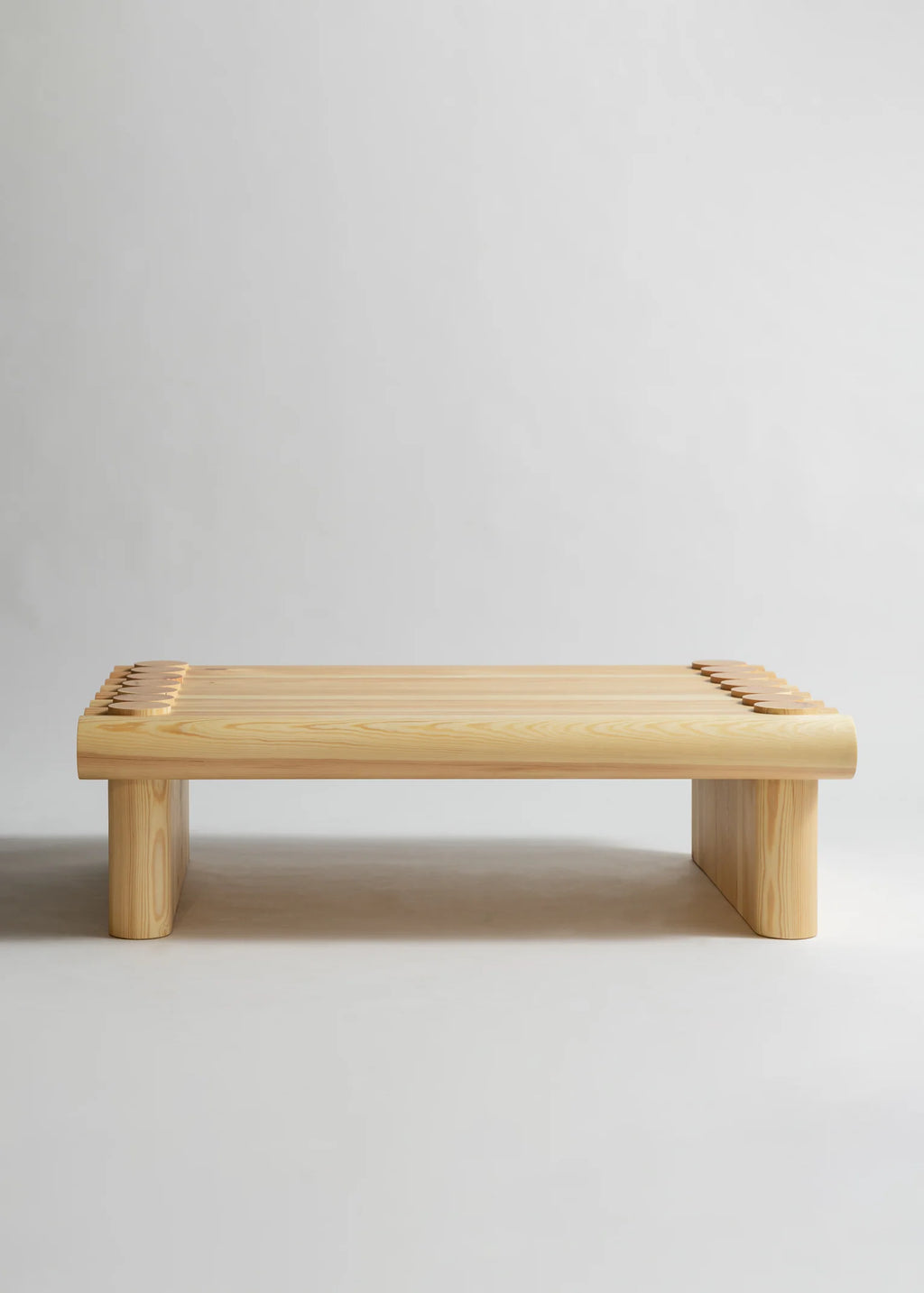 Vaarnii 004 Coffee Table โต๊ะกลางไม้ pine โครงสร้างขนาดใหญ่ พร้อมรายละเอียดรอยต่อไม้แบบเด่นชัด