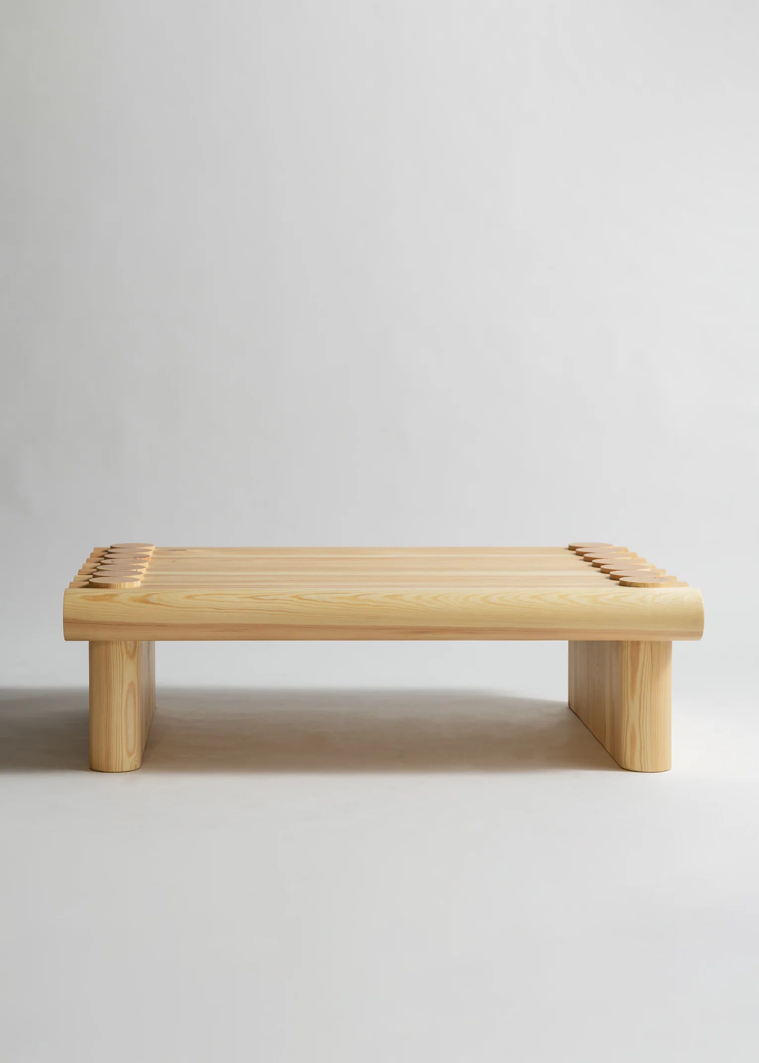 Vaarnii 004 Coffee Table โต๊ะกลางไม้ pine โครงสร้างขนาดใหญ่ พร้อมรายละเอียดรอยต่อไม้แบบเด่นชัด