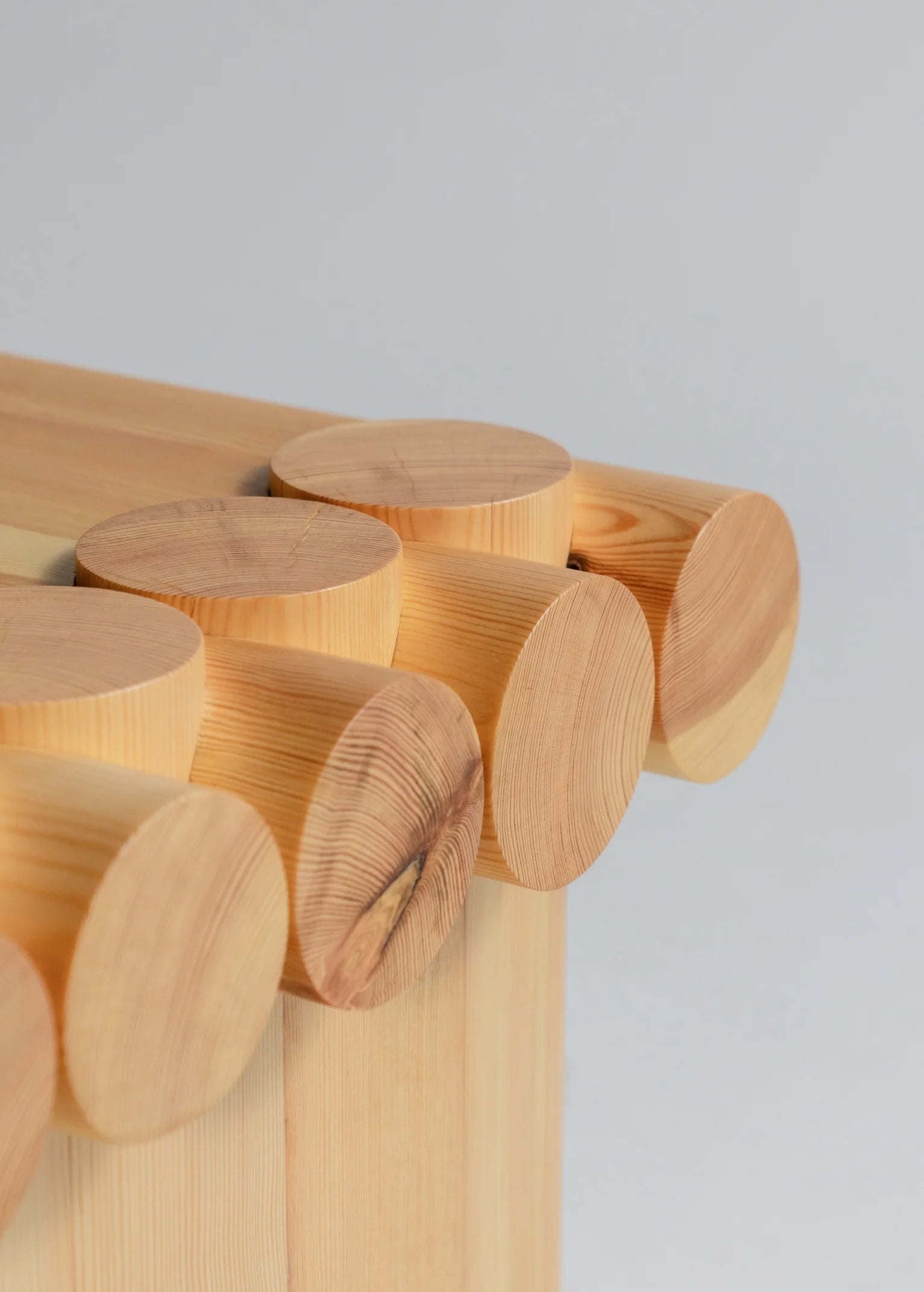 Vaarnii 004 Coffee Table โต๊ะกลางไม้ pine โครงสร้างขนาดใหญ่ พร้อมรายละเอียดรอยต่อไม้แบบเด่นชัด