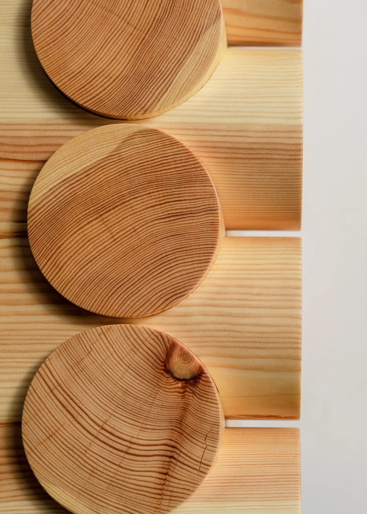 Vaarnii 004 Coffee Table โต๊ะกลางไม้ pine โครงสร้างขนาดใหญ่ พร้อมรายละเอียดรอยต่อไม้แบบเด่นชัด
