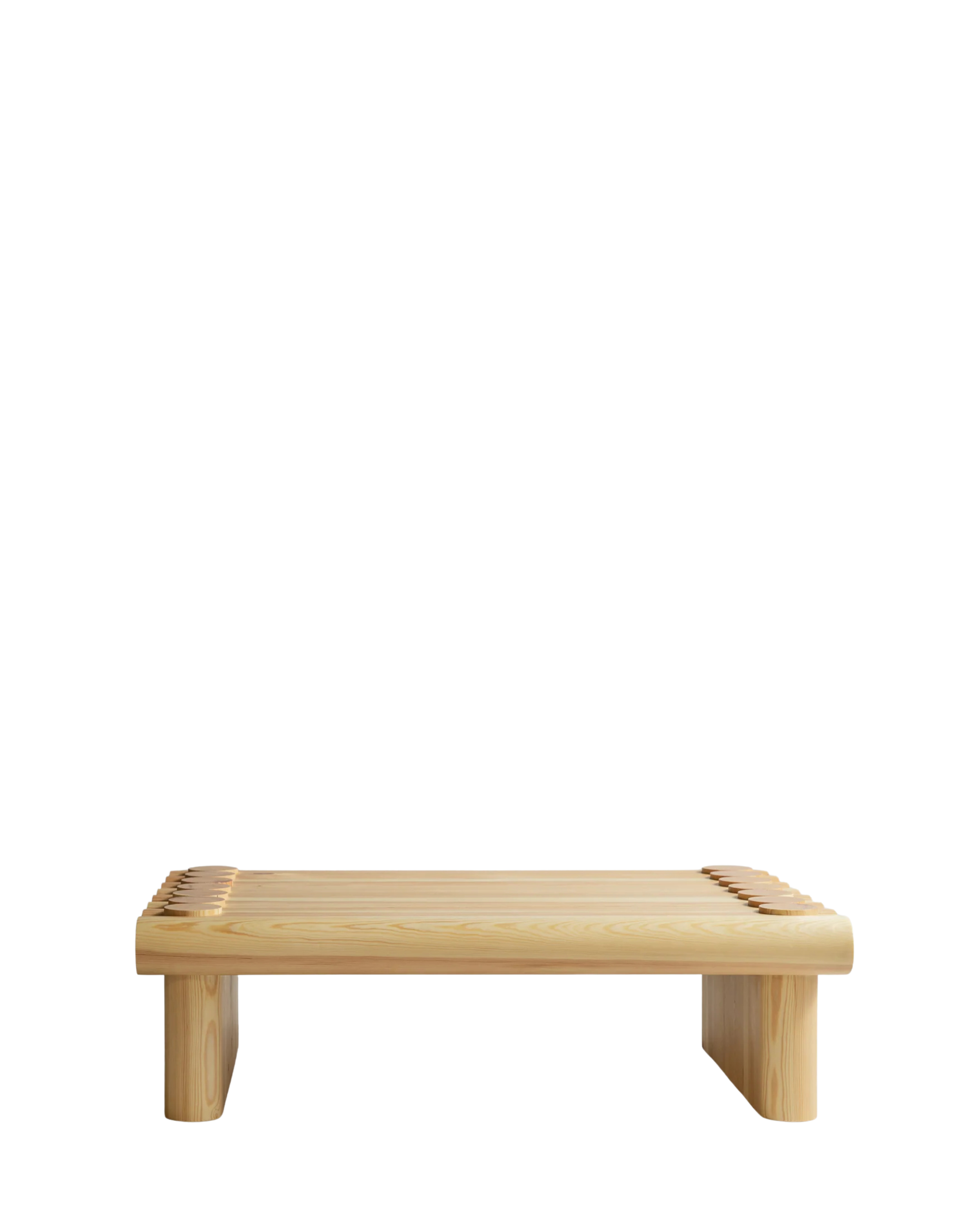 Vaarnii 004 Coffee Table โต๊ะกลางไม้ pine โครงสร้างขนาดใหญ่ พร้อมรายละเอียดรอยต่อไม้แบบเด่นชัด
