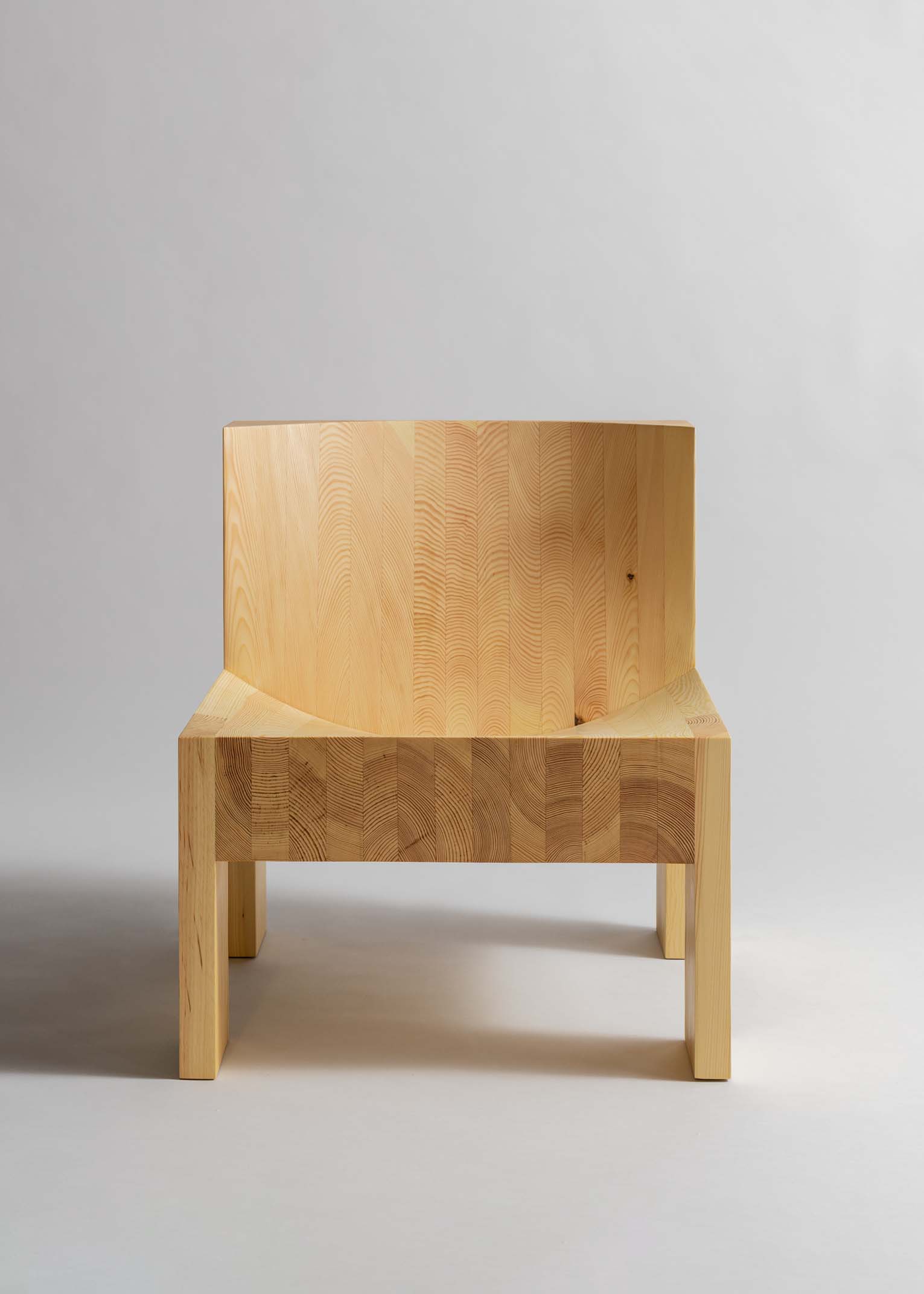 Vaarnii 005 Lounge Chair เก้าอี้ไม้ pine รูปทรงตัน พร้อมพื้นผิวโค้งสำหรับนั่ง