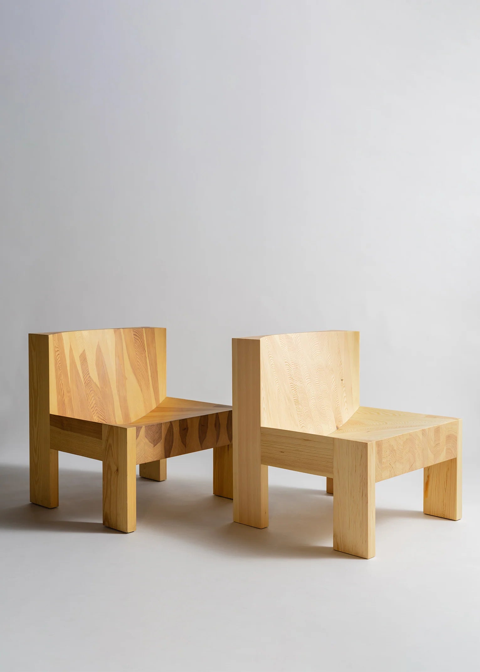 Vaarnii 005 Lounge Chair เก้าอี้ไม้ pine รูปทรงตัน พร้อมพื้นผิวโค้งสำหรับนั่ง