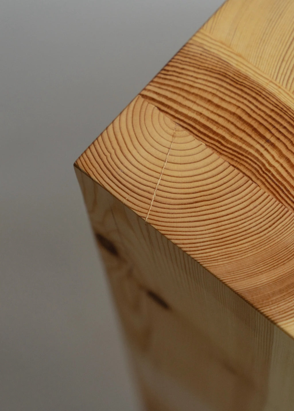 Vaarnii 005 Lounge Chair เก้าอี้ไม้ pine รูปทรงตัน พร้อมพื้นผิวโค้งสำหรับนั่ง