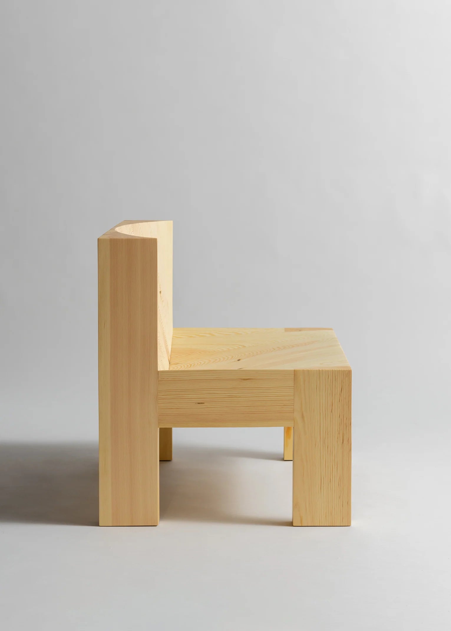 Vaarnii 005 Lounge Chair เก้าอี้ไม้ pine รูปทรงตัน พร้อมพื้นผิวโค้งสำหรับนั่ง