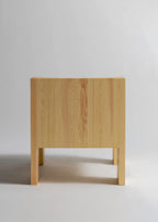 Vaarnii 005 Lounge Chair เก้าอี้ไม้ pine รูปทรงตัน พร้อมพื้นผิวโค้งสำหรับนั่ง